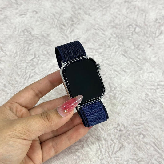 Manillas tejidas con broche azul