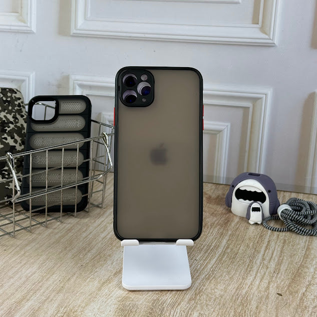 HUMO NEGRO CON BOTONES ROJOS IPH 11 PRO MAX