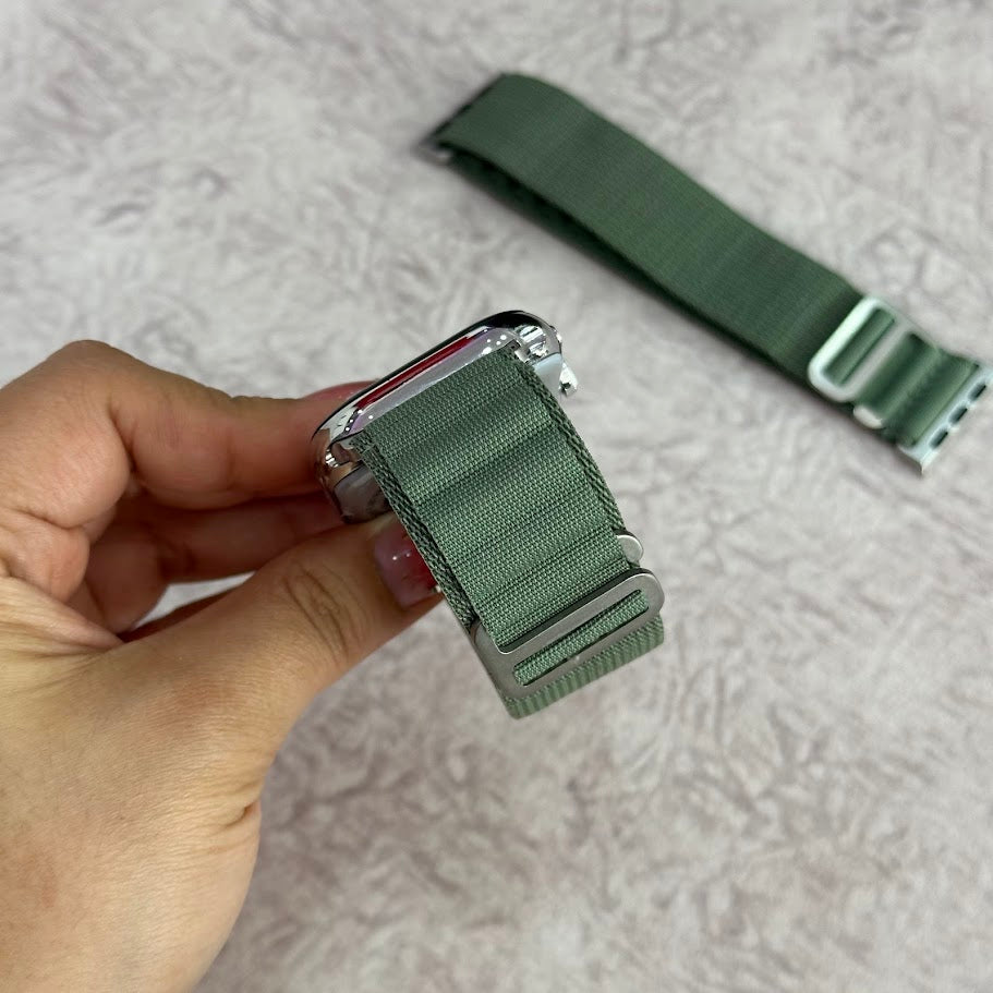 Manillas tejidas verde con broche