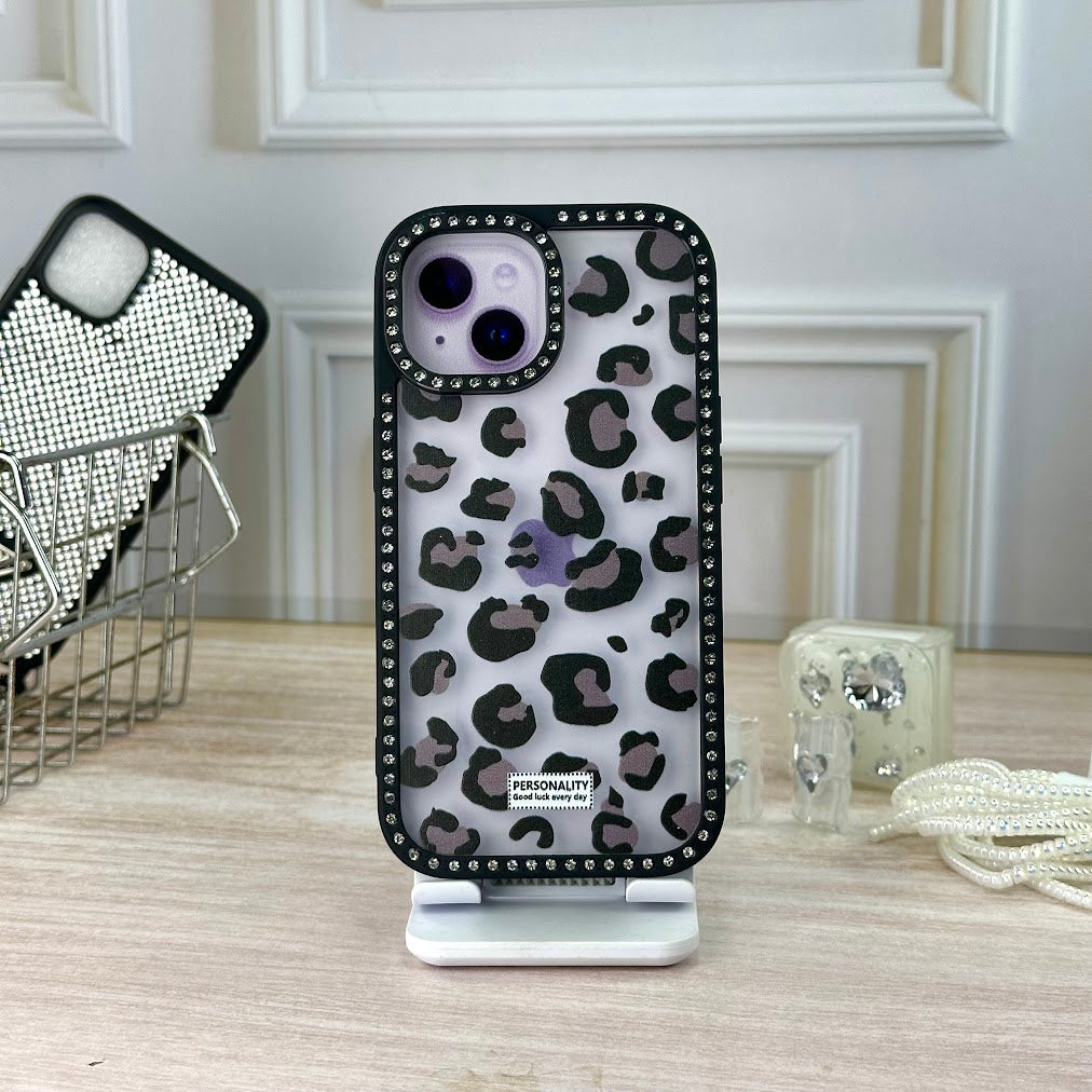 Animal print negro IPH 15