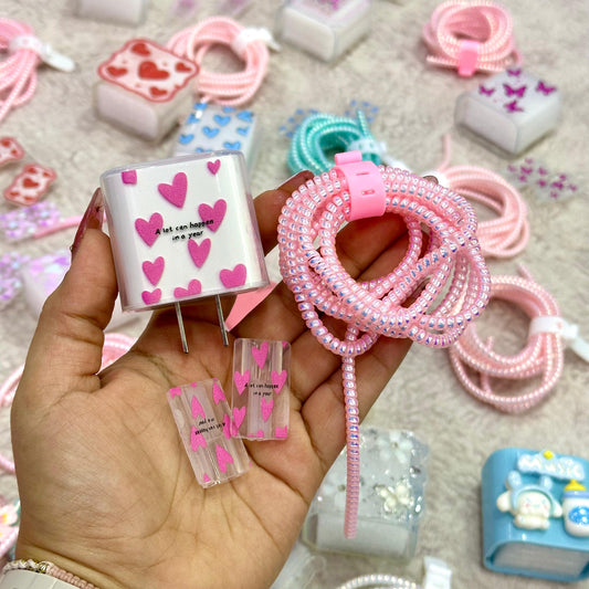 Protector de cargador corazones rosados